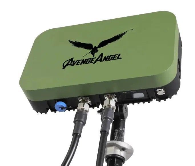 10 sets: antenna three-band AVENGER Booster 2.4G/5.8G/5.2G + 2 cables of 20 m. RG-8 N-Type&ndash;QMA