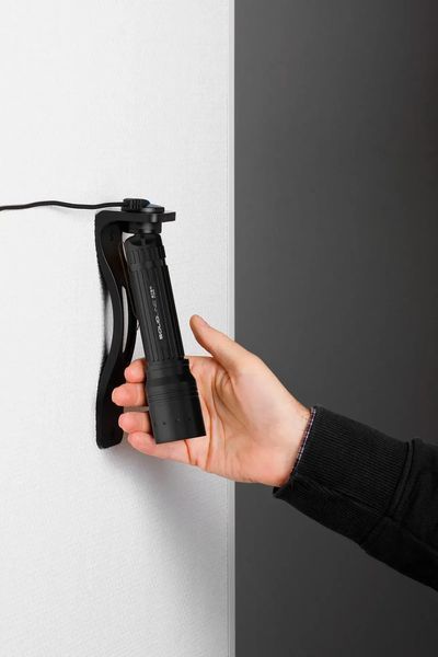 Фонарь Solidline ST5R, заряжаемый, с беспроводной зарядкой и настенным креплением, 380/20, блистер 6569 фото. Лучшие цены!